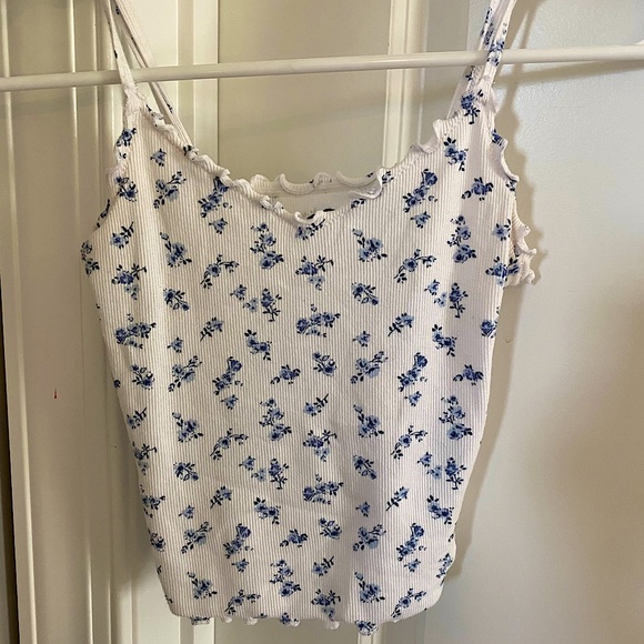 Hollister XS white crop top with blue flowers - Picture 1 of 3